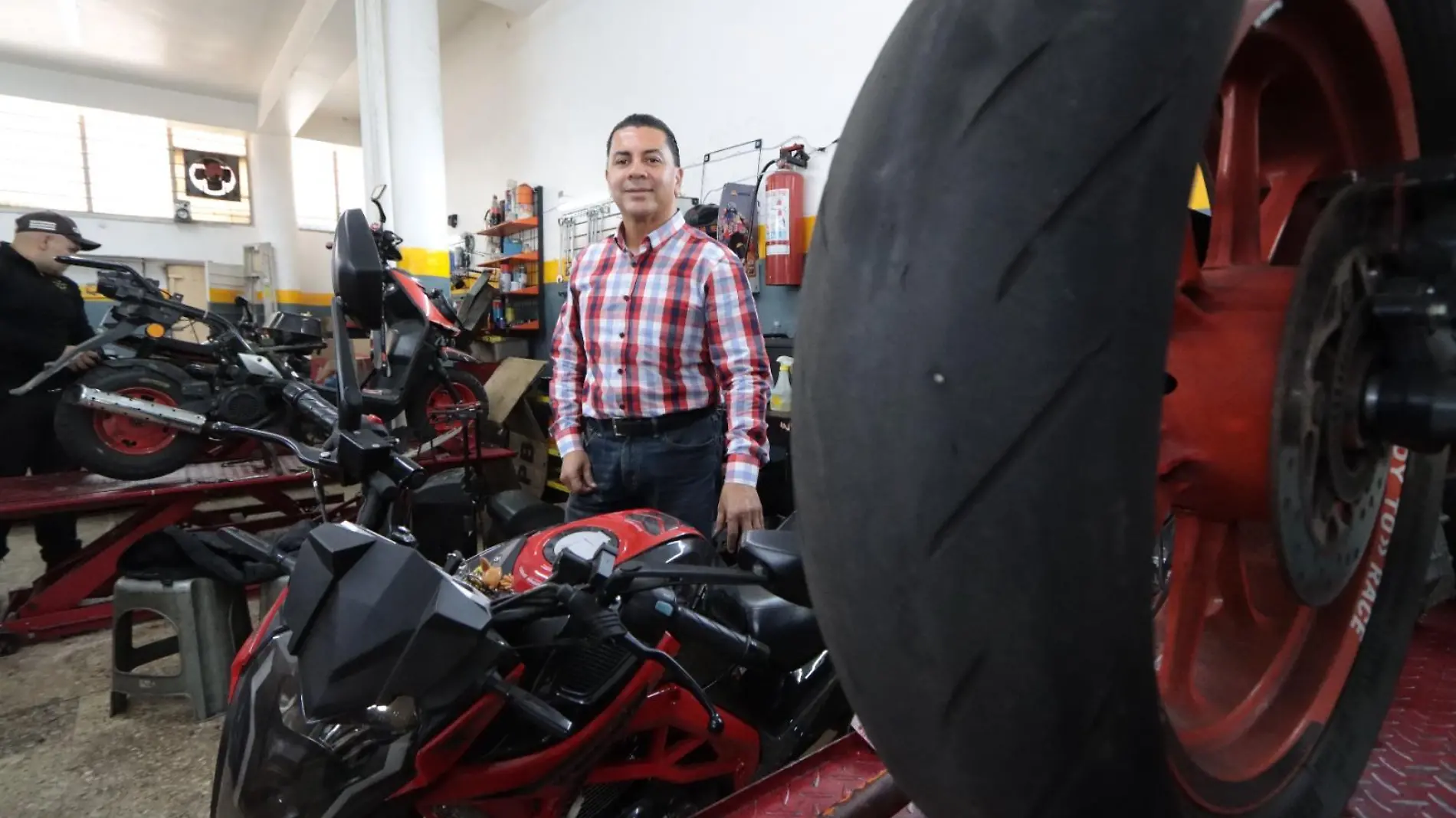 "El motociclismo y la política, me han dado la oportunidad de servir a los demás”: Humberto Morgan